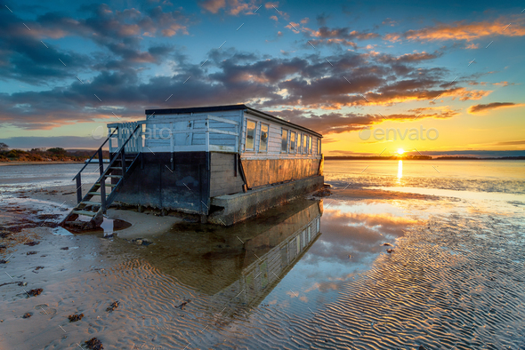 Stunning sunset over an old houseboat moored at Bramble Bush Bay - Stock Photo - Images