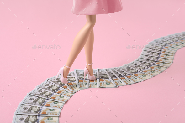 Hình nền nữ chân bước trên đường đi của tiền trên nền hồng là một tác phẩm nghệ thuật hoàn hảo để làm hình nền cho thiết bị của bạn. Hãy xem và đắm chìm trong sự thấu hiểu của nó.