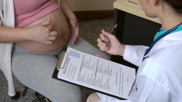 Pregnant Woman and Gynecologist Doctor at Hospital alt