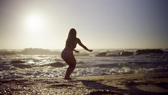 Woman jumping on the beach 4k alt