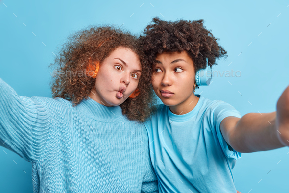 funny couple handsome man and beautiful woman striking a pose for selfie  looking funny both with shaving foam on their faces in bathroom playful  mood Stock Photo - Alamy