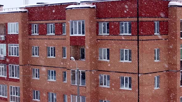 Slow-motion video of heavy snowfall. alt