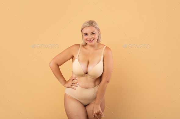 Free Photo  Attractive curvy woman lingerie mockup apparel studio