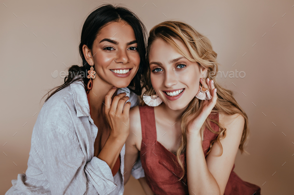 best friends teenage girls together having fun, posing emotional on white  background, besties happy smiling, lifestyle people concept close up.  making selfie Stock Photo - Alamy