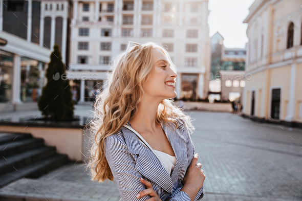 City girl hair in Blonde