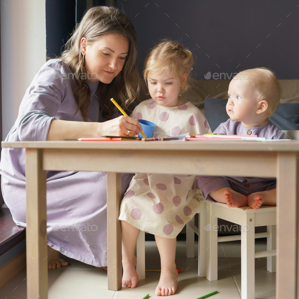 mother drawing for kids