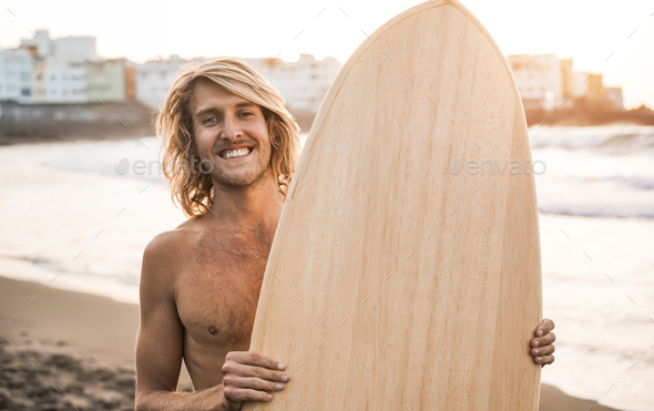 natuurkundige Pornografie toevoegen aan Young surfer man holding surf board on the beach at summer sunset - Focus  on face Stock Photo by DisobeyArtPh