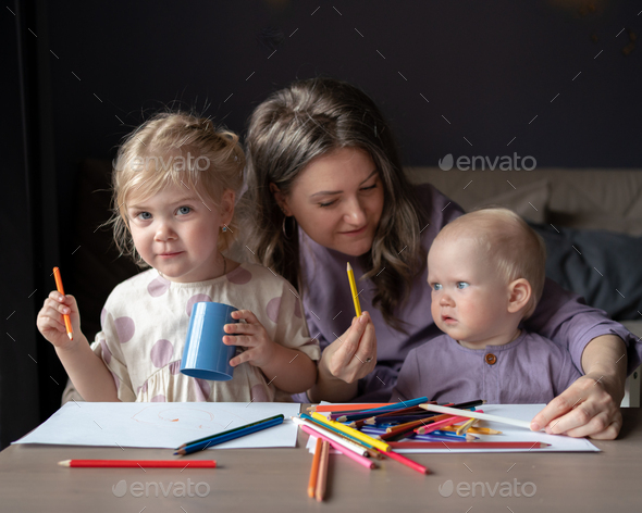 Parent-child Activity Mother Accompanying Children To Draw Eleme,  Accompaniing, Parents Help, Child Drawing PNG Transparent Background And  Clipart Image For Free Download - Lovepik | 401232150