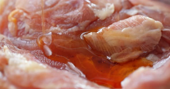 Add black pepper, salt and oil into raw chicken thigh alt