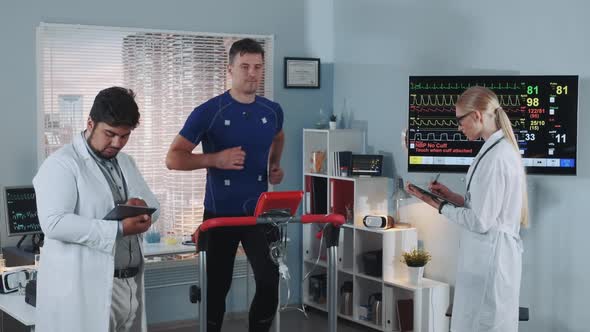 Fit Athlete Suddenly Stops Running on Treadmill and Interrupting Stress Test alt