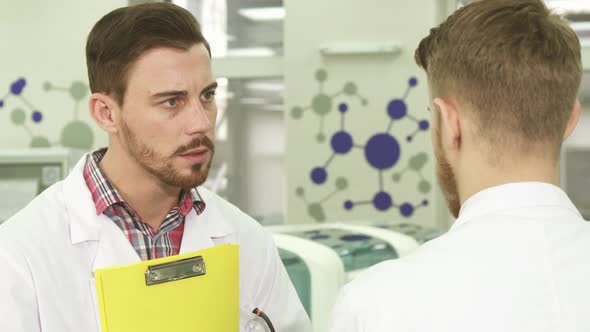 Young Laboratory Workers Conduct Serious Negotiations About Work alt