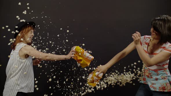Popcorn fight between two young women, Ultra Slow Motion alt