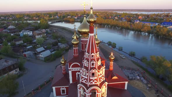 Amid the Flood of Drone Filmed a Beautiful Temple on the Banks of the River alt