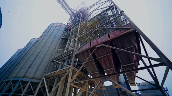 Large Metal Silo for Storing Grain alt