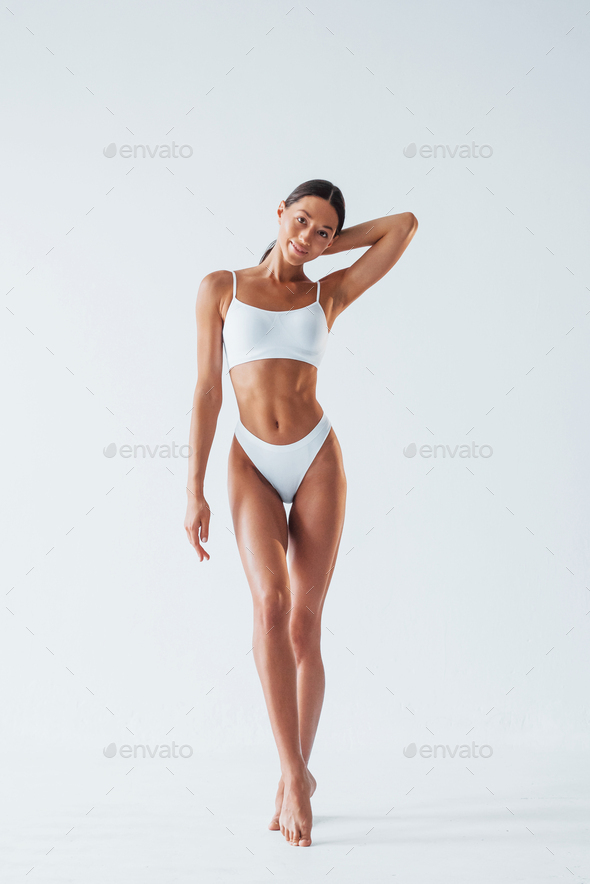 Reverberación Aguanieve esta ahí Beautiful woman with slim body in underwear is in the studio Stock Photo by  mstandret