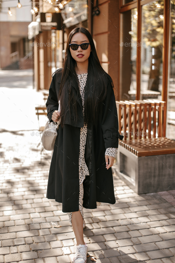 Brunette Young Lady In Black Trench, How To Wear A Black Trench Coat Female