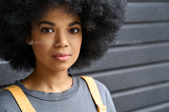 Cô gái Afro rực rỡ sẽ khiến bạn không thể rời mắt khỏi bức hình của chúng tôi. Với mái tóc afro nổi bật và phong cách thời trang độc đáo, cô ấy tỏa sáng giữa những khung cảnh đầy màu sắc.