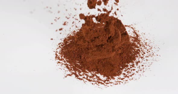 Star Anise illicium verum,, Powder falling against White Background, Slow Motion 4K alt