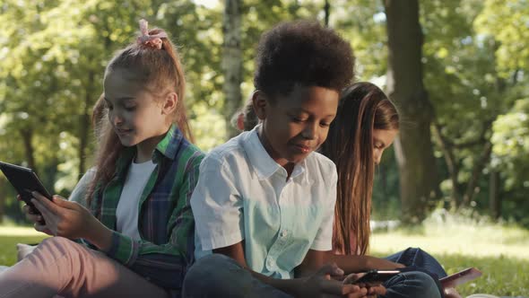 Multi-Ethnic Children Using Gadgets alt