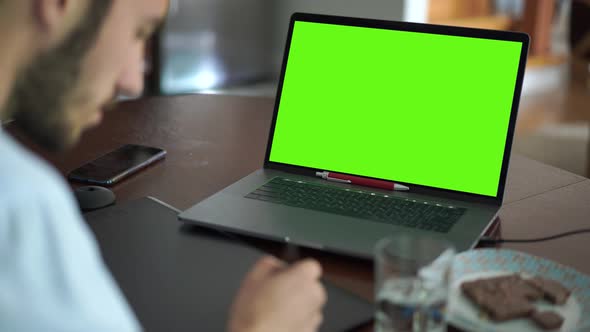 Skill Caucasian Bearded Man Using Graphic Tablet and Laptop in Office alt