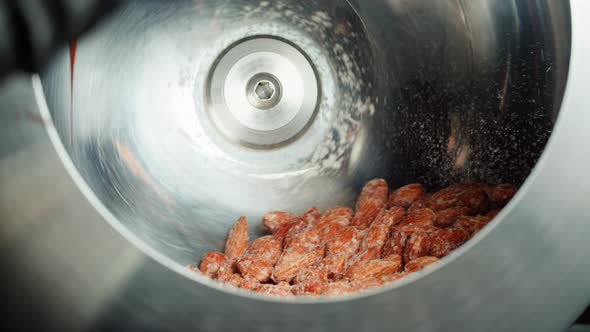 Fried Almond in Sugar Production of Sugared Nuts alt