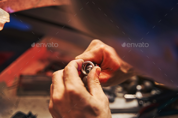Jewelry master using mandrel for polishing ring