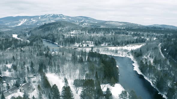 Winter Landscape - Drone Flying Zoom In  - 4K - Mountains - Mont Tremblant sequence 010/012 alt