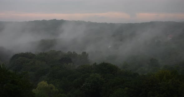 Fog over the forest in the mountains. Time lapse. alt