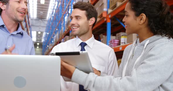 Worker using a tablet computer alt