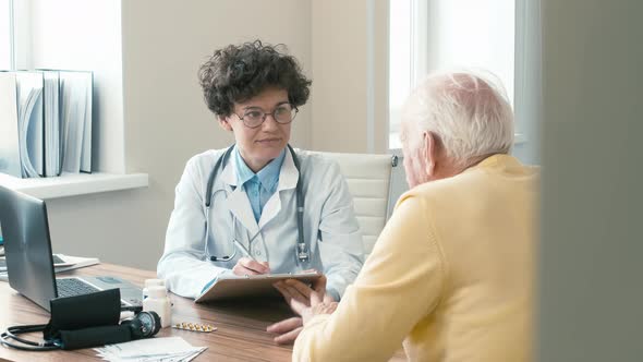 Doctor listening to patient's complaints