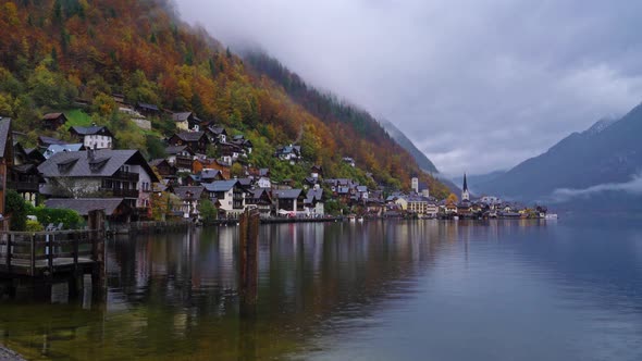 Traditional Homes near Lake in Famous Hallstatt Village in Salzkammergut Area, Austria alt