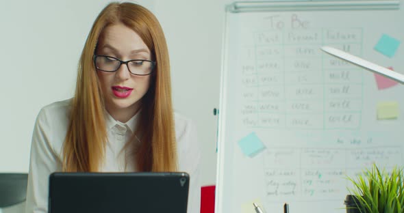 English Teacher Virtual Teaching Look at tabletPC Give Distance Lesson alt