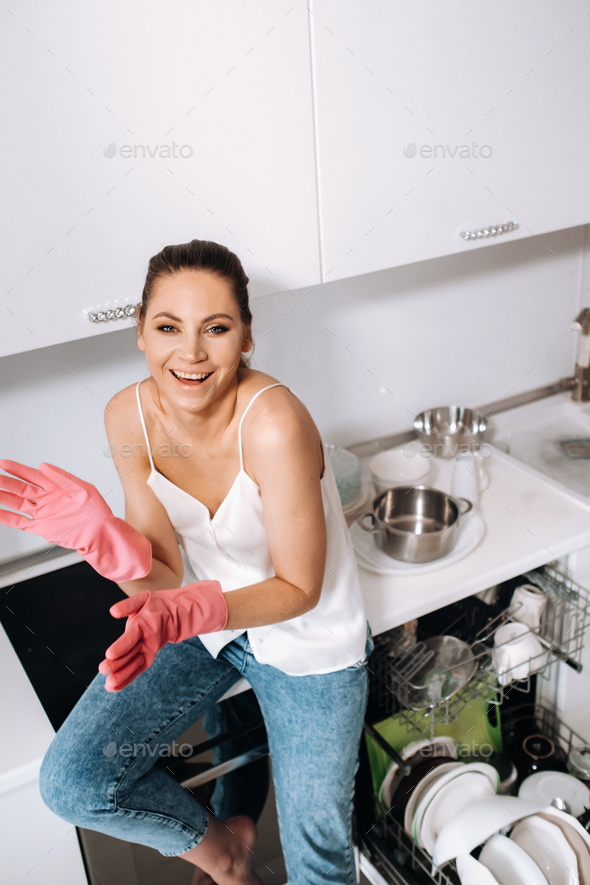 A pink viscose dish cloth rests on top of the kitchen faucet. Metal sink  with foam. Cleaning, washing dishes, household chores. Close-up, selective  fo Stock Photo - Alamy