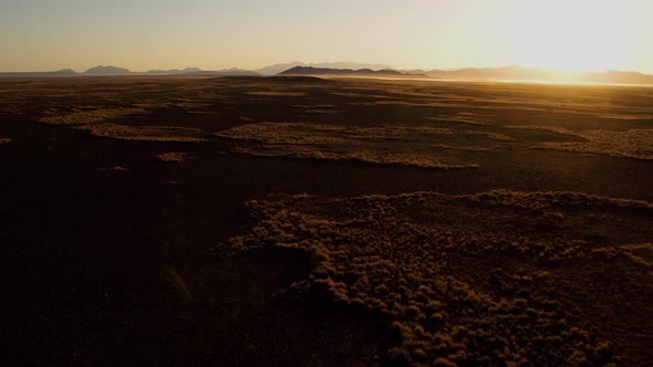 Flying over the desert in Namibia in a hot air balloon alt