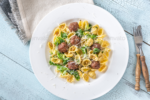 Pasta with kale and meatballs