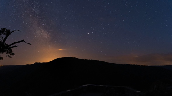Milky way Timelapse from Belvedere Gratte Bruyere in Correze, France alt