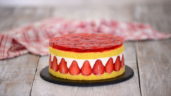 Cold cheesecake with strawberry and strawberry jelly.