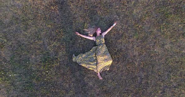 Blonde woman lying in grass and enjoying alt