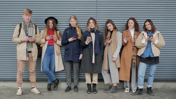 Students with Cell Phones alt