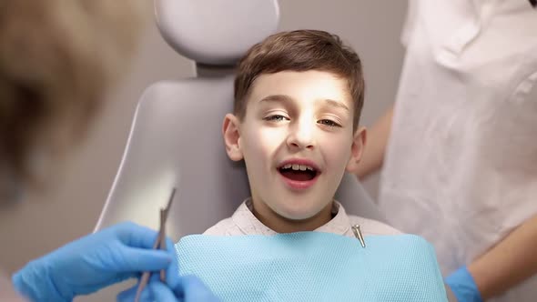 Little boy treats teeth, dentists examine a child's teeth, the concept of dentistry alt