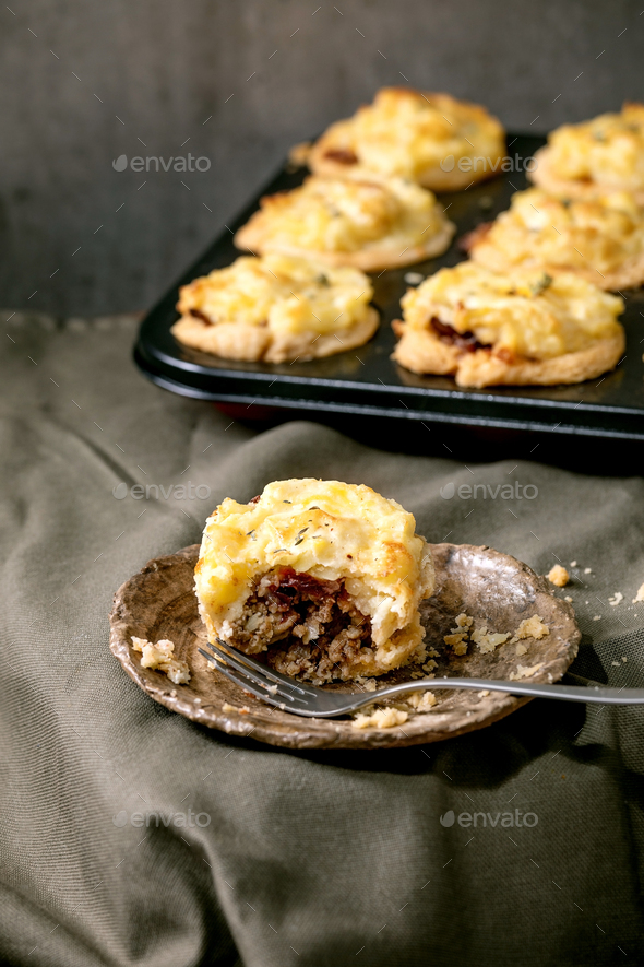 Potato and minced meat pie