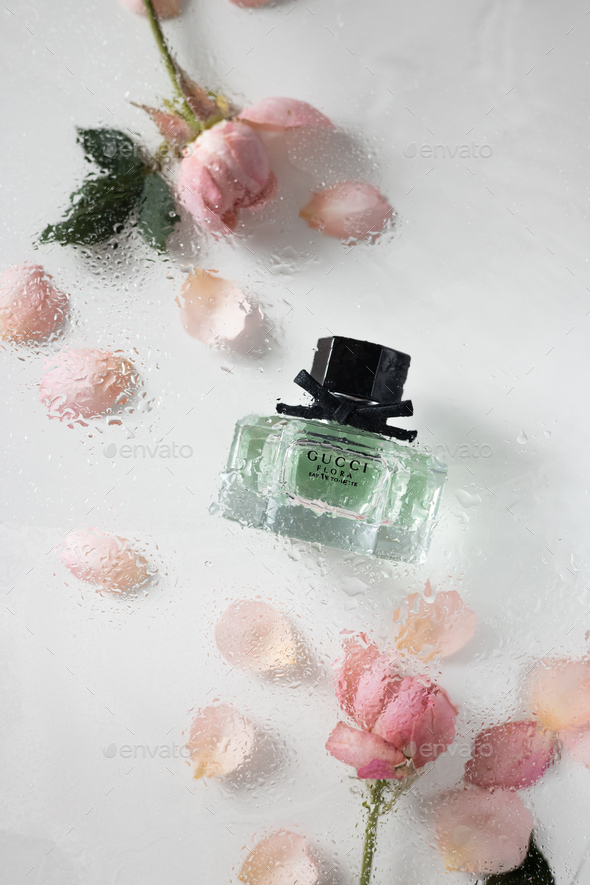 Automatisering Weggegooid ontploffing Russia, Moscow -August 16, 2021. Perfume bottle of GUCCI Flora green with  pink roses flower Stock Photo by sablyaekaterina