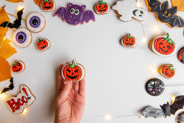 DIY Halloween gingerbread cookie. Step 5, draw with black icing the outline, eyes, shadows.
