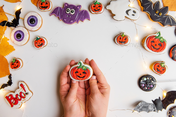 DIY Halloween gingerbread cookie. Step 5, draw with black icing the outline, eyes, shadows.