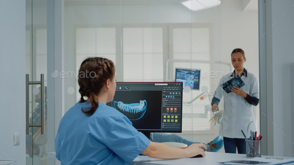 Dentistry assistant using computer with virtual teeth animation