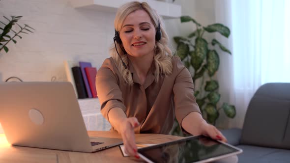 Woman Having Video Chat with Colleagues at Laptop in Office Closeup alt