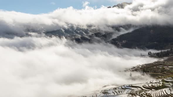 Time lapse of the morning fog at the terraced rice fields in Yuanyang China alt