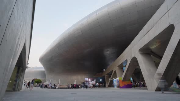 Seoul Dongdaemun Design Plaza Crowd alt