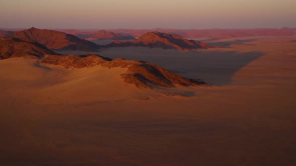 Flying over the desert in Namibia in a hot air balloon alt