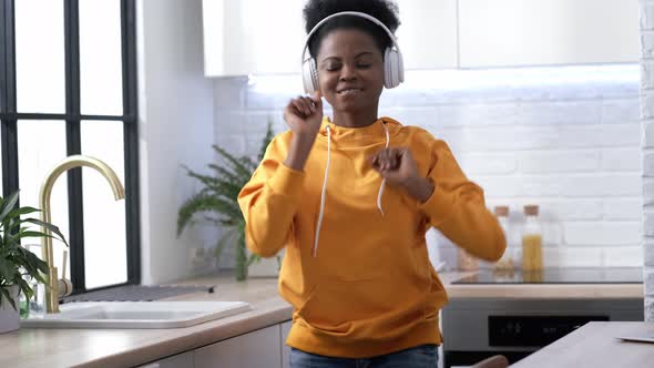 African American Black Handsome Woman Dancing with Headphones Enjoy Life Listening Favourite Music alt